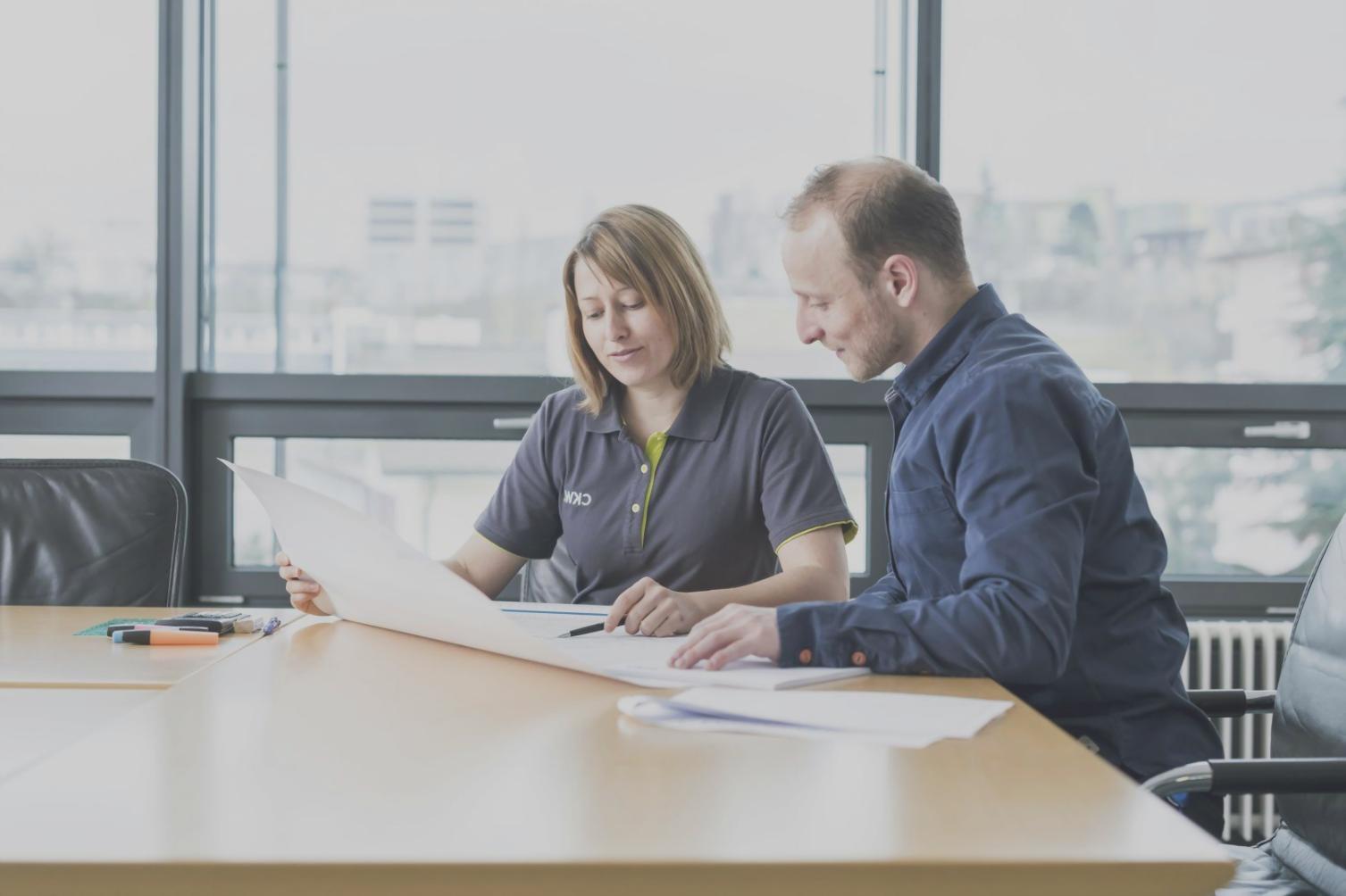 Équipe de travail collaboratif sur projet financier