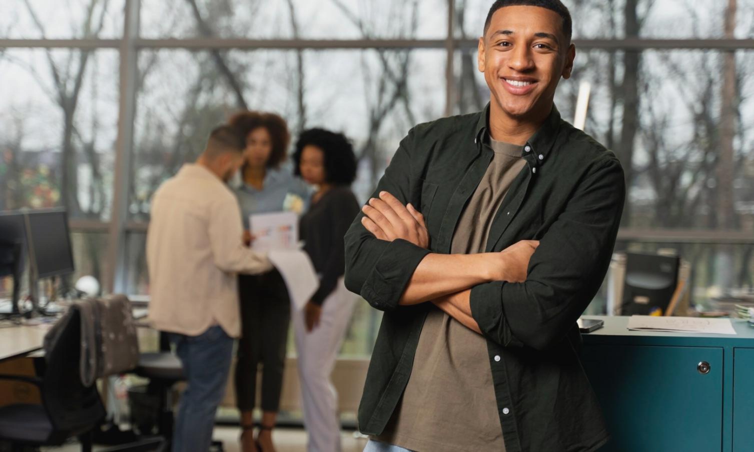 Étudiants analysant des données financières dans un environnement d'apprentissage moderne