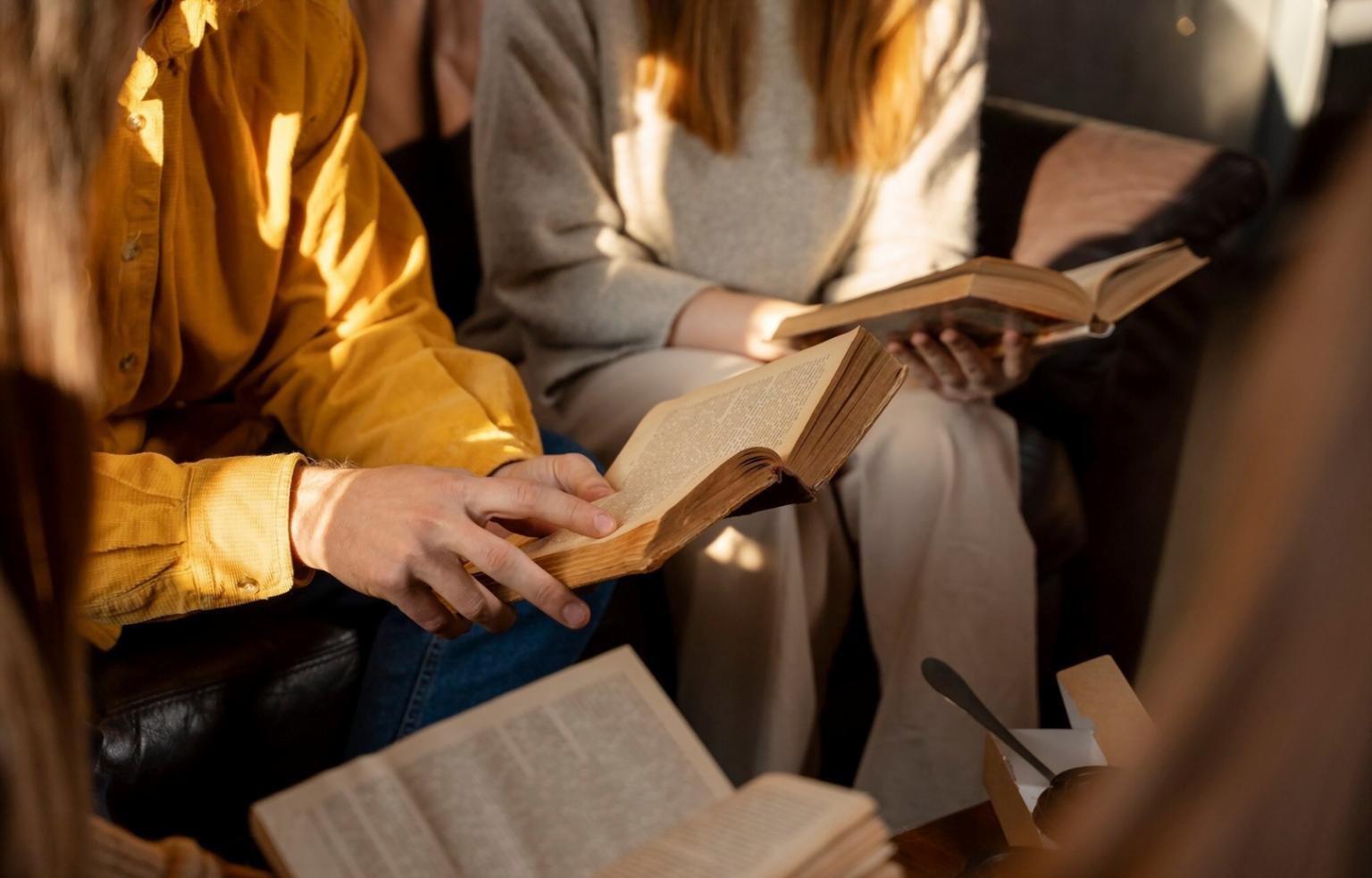 Étudiants travaillant sur des projets financiers innovants