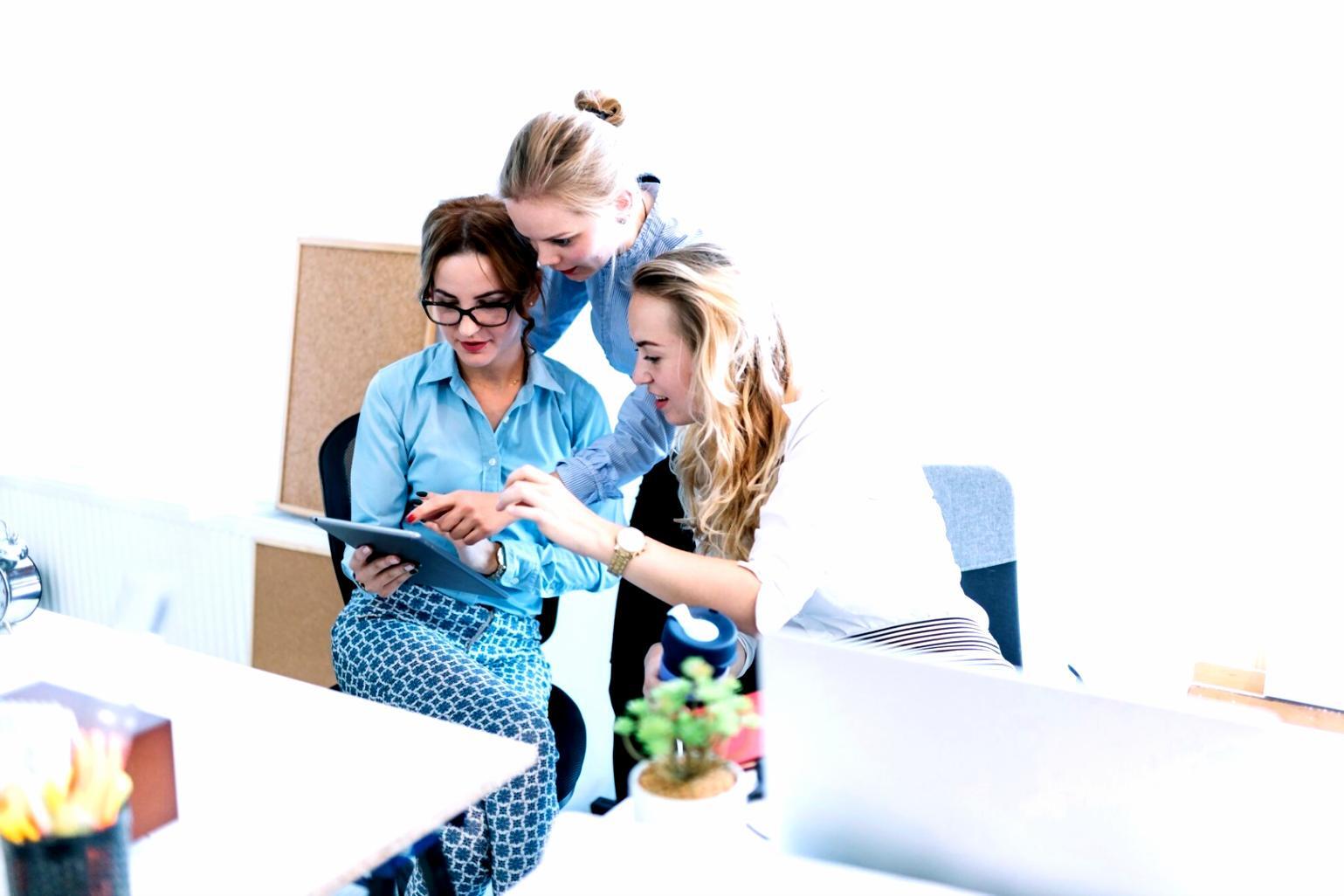 Équipe cypheraluxio travaillant sur des stratégies financières innovantes