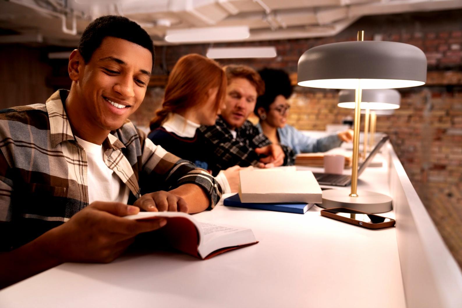 Professionnel analysant des graphiques financiers sur plusieurs écrans